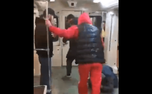 Кадр из видео об избиении пассажира в метро в сообществе "Голос Дагестана" в соцсети "ВКонтакте". https://vk.com/wall-74219800_1095695?reply=1095707 Кадр из видео об избиении пассажира в метро в сообществе "Голос Дагестана" в соцсети "ВКонтакте". https://vk.com/wall-74219800_1095695?reply=1095707