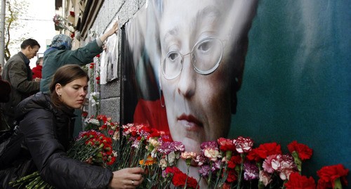 Цветы возле портрета Анны Политковской. Фото: REUTERS/Denis Sinyakov Цветы возле портрета Анны Политковской. Фото: REUTERS/Denis Sinyakov