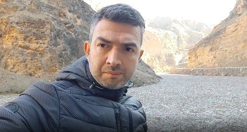 Омар Магомедов уберегов реки Андийское Койсу, в которую вода смыла множество мусора, оставленного у берегов. Скриншот сообщения https://www.instagram.com/p/CU24c6SjrvX/ Омар Магомедов уберегов реки Андийское Койсу, в которую вода смыла множество мусора, оставленного у берегов. Скриншот сообщения https://www.instagram.com/p/CU24c6SjrvX/