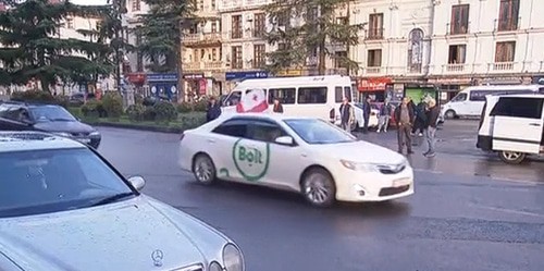 Сторонники бывшего президента Грузии Михаила Саакашвили движутся в автомобилях на площадь Свободы в Тбилиси. Кадр видео РУСТАВИ 2 https://www.rustavi2.ge/ka/news/212143 Сторонники бывшего президента Грузии Михаила Саакашвили движутся в автомобилях на площадь Свободы в Тбилиси. Кадр видео РУСТАВИ 2 https://www.rustavi2.ge/ka/news/212143
