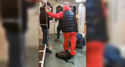 На месте избиения пассажира в московском метро. Скриншот видео mnogonazi/Telegram На месте избиения пассажира в московском метро. Скриншот видео mnogonazi/Telegram