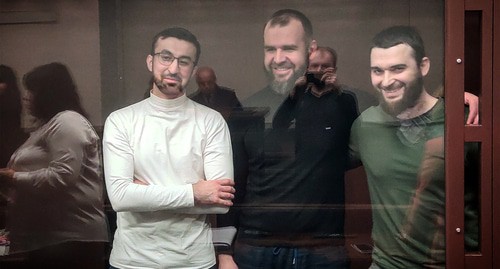 Кемал Тамбиев, Абдулмумин Гаджиев, Абубакар Ризванов в зале суда, 30 сентября. Фото Константина Волгина для "Кавказского узла" Кемал Тамбиев, Абдулмумин Гаджиев, Абубакар Ризванов в зале суда, 30 сентября. Фото Константина Волгина для "Кавказского узла"