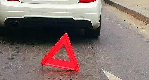 Аварийный знак на дороге. Фото Нины Тумановой для "Кавказского узла" Аварийный знак на дороге. Фото Нины Тумановой для "Кавказского узла"