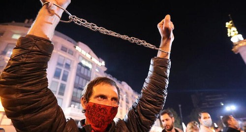 Участник митинга с требованием освободить заключенного в тюрьму бывшего президента Грузии Михаила Саакашвили в Тбилиси, Грузия, 14 октября 2021 года. Фото: REUTERS/Ираклий Геденидзе Участник митинга с требованием освободить заключенного в тюрьму бывшего президента Грузии Михаила Саакашвили в Тбилиси, Грузия, 14 октября 2021 года. Фото: REUTERS/Ираклий Геденидзе