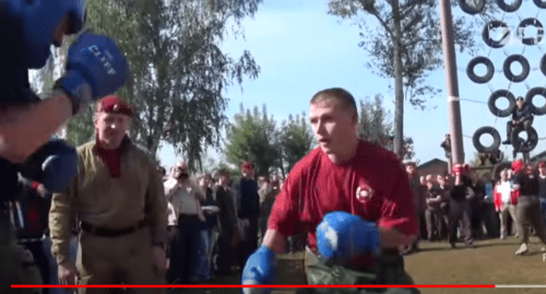 Испытания-поединки на право ношения крапового берета. Фото: стоп-кадр видео - https://youtu.be/90_yxAFB9rc?t=212 Испытания-поединки на право ношения крапового берета. Фото: стоп-кадр видео - https://youtu.be/90_yxAFB9rc?t=212