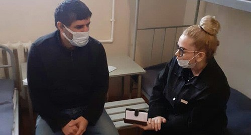 Ума Аскерханова (справа) в камере спецприемника у Салима Халитова, объявившего голодовку пять дней назад. Фото предоставлено Умой Аскерхановой для "Кавказского узла" Ума Аскерханова (справа) в камере спецприемника у Салима Халитова, объявившего голодовку пять дней назад. Фото предоставлено Умой Аскерхановой для "Кавказского узла"