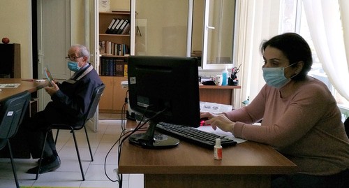 Сотрудники учреждения в медицинских масках. Фото Армине Мартиросян для "Кавказского узла" Сотрудники учреждения в медицинских масках. Фото Армине Мартиросян для "Кавказского узла"