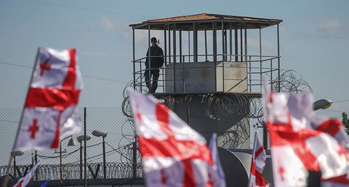 Флаги сторонников Михаила Саакашвили на фоне тюрьмы в Рустави. Фото: REUTERS/Ираклий Геденидзе Флаги сторонников Михаила Саакашвили на фоне тюрьмы в Рустави. Фото: REUTERS/Ираклий Геденидзе