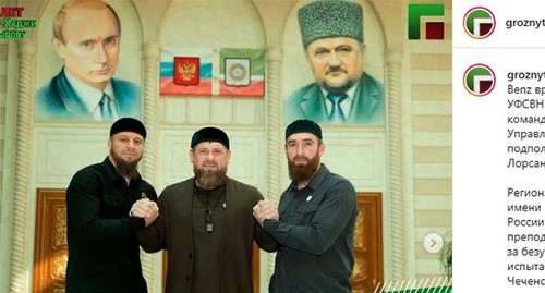 Рамзан Кадыров (в центре) и сотрудники чеченского управления Росгвардии, получившие автомобили Mercedes Benz от Фонда Ахмата Кадырова. Скриншот видео https://www.instagram.com/p/CVVWJTLI6jr/ Рамзан Кадыров (в центре) и сотрудники чеченского управления Росгвардии, получившие автомобили Mercedes Benz от Фонда Ахмата Кадырова. Скриншот видео https://www.instagram.com/p/CVVWJTLI6jr/
