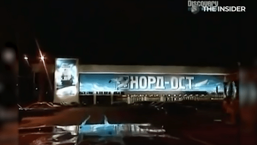 Афиша мюзикла "Норд-Ост" на Театральном центре в Москве. Скриншот с видео https://www.youtube.com/watch?v=nO7hg8r3qrg Афиша мюзикла "Норд-Ост" на Театральном центре в Москве. Скриншот с видео https://www.youtube.com/watch?v=nO7hg8r3qrg