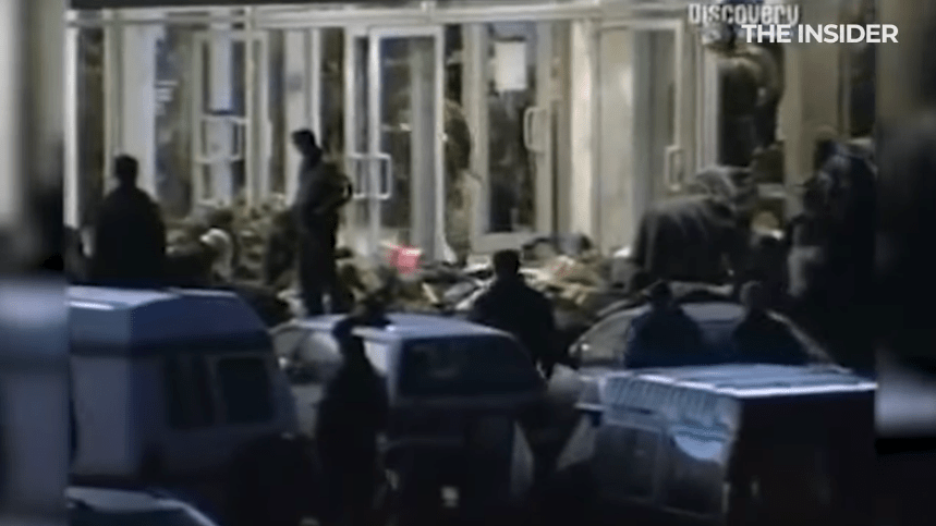 После штурма в Театральном центре на Дубровке, 2002 год. Скриншот с видео https://www.youtube.com/watch?v=nO7hg8r3qrg После штурма в Театральном центре на Дубровке, 2002 год. Скриншот с видео https://www.youtube.com/watch?v=nO7hg8r3qrg