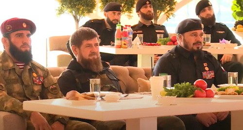 Рамзан Кадыров на церемонии чествования обладателей краповых беретов, 2019 год. Стоп-кадр видео канала "Рамзан Кадыров" https://www.youtube.com/watch?v=SXYNeL18P_w&t=8s Рамзан Кадыров на церемонии чествования обладателей краповых беретов, 2019 год. Стоп-кадр видео канала "Рамзан Кадыров" https://www.youtube.com/watch?v=SXYNeL18P_w&t=8s