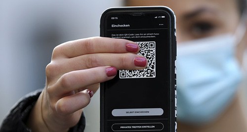 Девушка показывает QR-код на мобильном телефоне. Фото: REUTERS/Karina Hessland Девушка показывает QR-код на мобильном телефоне. Фото: REUTERS/Karina Hessland