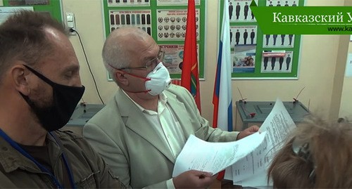 Владимир Титов (справа) на избирательном участке. Скриншот видео "Кавказского узла" https://www.youtube.com/watch?v=ZirhMg9-q58 Владимир Титов (справа) на избирательном участке. Скриншот видео "Кавказского узла" https://www.youtube.com/watch?v=ZirhMg9-q58