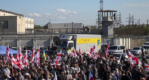 Сторонники Михаила Саакашвили возле руставской тюрьмы. Фото: REUTERS/Irakli Gedenidze Сторонники Михаила Саакашвили возле руставской тюрьмы. Фото: REUTERS/Irakli Gedenidze