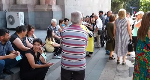 Акция протеста вынужденных переселенцев из Нагорного Карабаха возле здания правительства. Ереван, сентябрь 2021 г. Скриншот видео "NEWS AM"
https://www.youtube.com/watch?v=whtkzMr-6LM Акция протеста вынужденных переселенцев из Нагорного Карабаха возле здания правительства. Ереван, сентябрь 2021 г. Скриншот видео "NEWS AM"
https://www.youtube.com/watch?v=whtkzMr-6LM