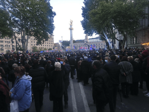 Митингующие возле метро на площади Свободы. Фото Беслана Кмузова для "Кавказского узла". Митингующие возле метро на площади Свободы. Фото Беслана Кмузова для "Кавказского узла".