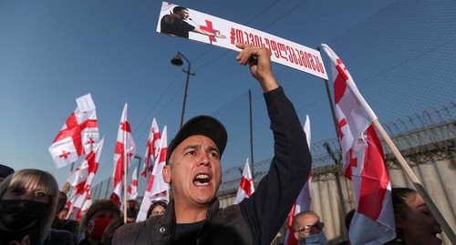 Сторонники экс-президента Грузии Михаила Саакашвили проводят митинг возле тюрьмы в Рустави, Грузия, 24 октября 2021 года. REUTERS/Ираклий Геденидзе Сторонники экс-президента Грузии Михаила Саакашвили проводят митинг возле тюрьмы в Рустави, Грузия, 24 октября 2021 года. REUTERS/Ираклий Геденидзе