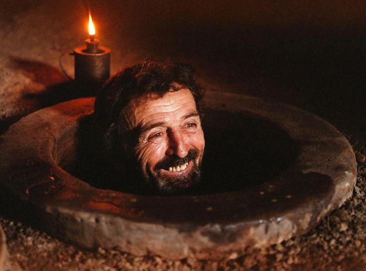 Грузинский фермер Георгий Гвиниашвили улыбается, осматривая огромный 500- литровый кувшин в подвале своего дома в селе Ахашени, примерно в 120 км к востоку от Тбилиси 20 сентября 2001 года. Фото: REUTERS/David Mdzinarishvili Грузинский фермер Георгий Гвиниашвили улыбается, осматривая огромный 500-литровый кувшин в подвале своего дома в селе Ахашени,примерно в 120 км к востоку от Тбилиси 20 сентября2001 года. Фото: REUTERS/David Mdzinarishvili
