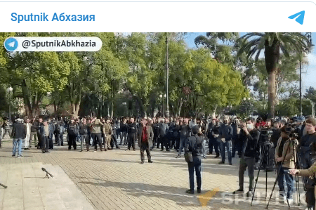 Акция протеста в Сухуме. 4 ноября 2021 года. Стоп-кадр видео t.me/SputnikAbkhazia
/6117