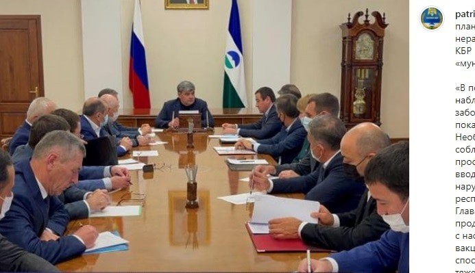 Заседание оперштаба Кабардино-Балкарии по профилактике коронавируса. Скриншот публикации на странице https://www.instagram.com/p/CV5RxlhN9oN/ Заседание оперштаба Кабардино-Балкарии по профилактике коронавируса. Скриншот публикации на странице https://www.instagram.com/p/CV5RxlhN9oN/