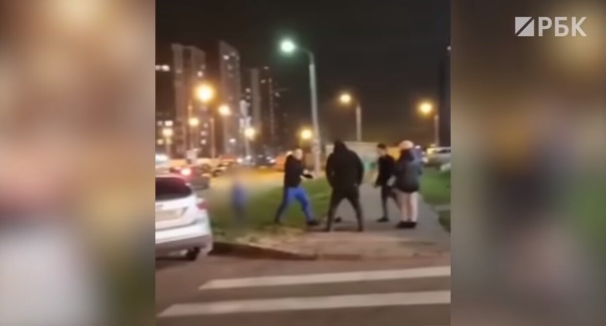 Драка в Новых Ватутинках 4 ноября. Стопкадр из видео Youtube-канала «РБК» https://www.youtube.com/watch?v=bAYbWvwBbFA Драка в Новых Ватутинках 4 ноября. Стопкадр из видео Youtube-канала «РБК» https://www.youtube.com/watch?v=bAYbWvwBbFA