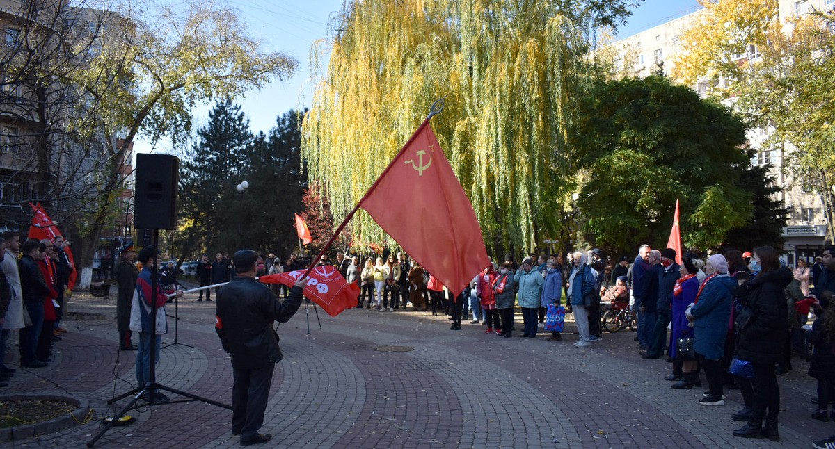 Встреча депутатов от КПРФ с избирателями в Ростове-на-Дону 7 ноября 2021 года. Фото Константина Волгина для "Кавказского узла". Встреча депутатов от КПРФ с избирателями в Ростове-на-Дону 7 ноября 2021 года. Фото Константина Волгина для "Кавказского узла".