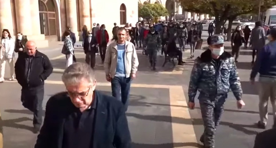 Участники акции протеста в Ереване 08.11.2021. Кадр видео NEWS AM https://www.youtube.com/watch?v=KxhkVXaewYY Участники акции протеста в Ереване 08.11.2021. Кадр видео NEWS AM https://www.youtube.com/watch?v=KxhkVXaewYY
