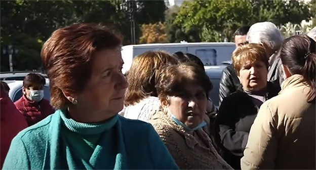 Акция протеста карабахских переселенцев возле здания правительства Армении. Ереван, октябрь 2021 г. Скриншот видео "NEWSam Channel2"
https://www.youtube.com/watch?v=gzuMutaGzNY Акция протеста карабахских переселенцев возле здания правительства Армении. Ереван, октябрь 2021 г. Скриншот видео "NEWSam Channel2"
https://www.youtube.com/watch?v=gzuMutaGzNY
