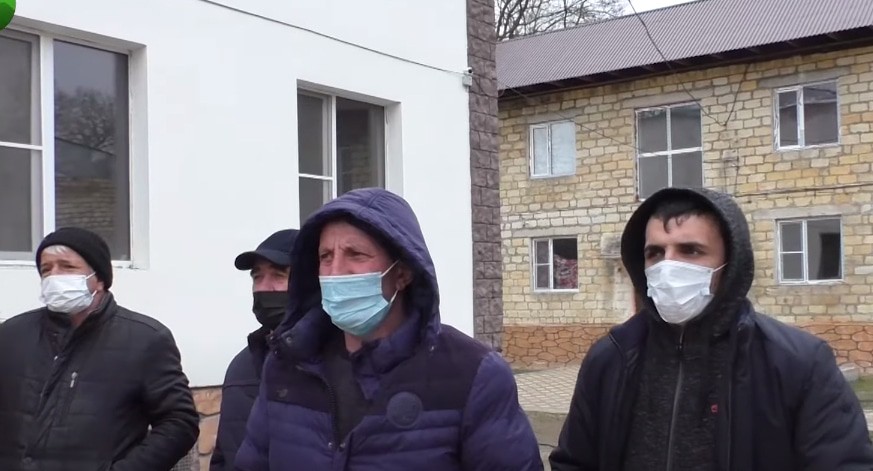 Обитатели лагеря в Дагестане. Кадр видео "Кавказского Узла" https://www.youtube.com/watch?v=j4HSuoppzwI Обитатели лагеря в Дагестане. Кадр видео "Кавказского Узла" https://www.youtube.com/watch?v=j4HSuoppzwI