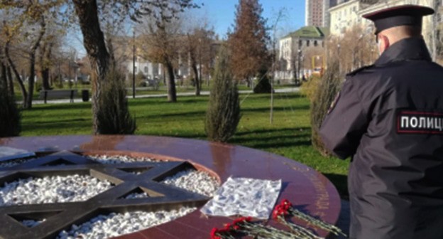 Сотрудник полиции на месте происшествия возле памятного знака жертвам Холокоста. Фото: пресс-служба ГУ МВД по Волгоградской области Сотрудник полиции на месте происшествия возле памятного знака жертвам Холокоста. Фото: пресс-служба ГУ МВД по Волгоградской области