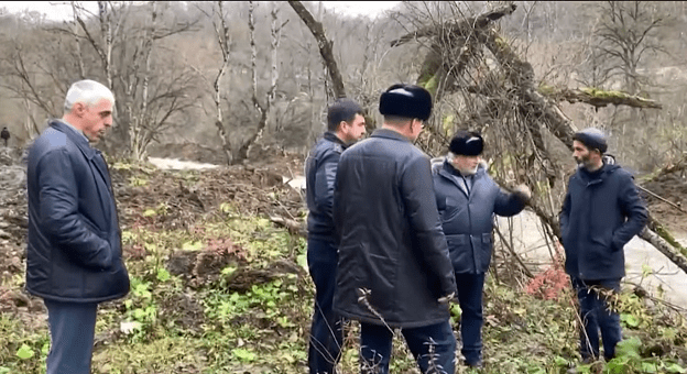 Обследование берега Фортанги. Кадр видео ГТРК "Ингушетия" youtu.be/ozsPaw035MM Обследование берега Фортанги. Кадр видео ГТРК "Ингушетия" youtu.be/ozsPaw035MM