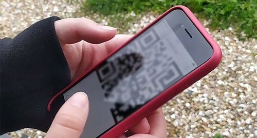 Телефон с QR-кодом на экране. Фото Нины Тумановой для "Кавказского узла" Телефон с QR-кодом на экране. Фото Нины Тумановой для "Кавказского узла"