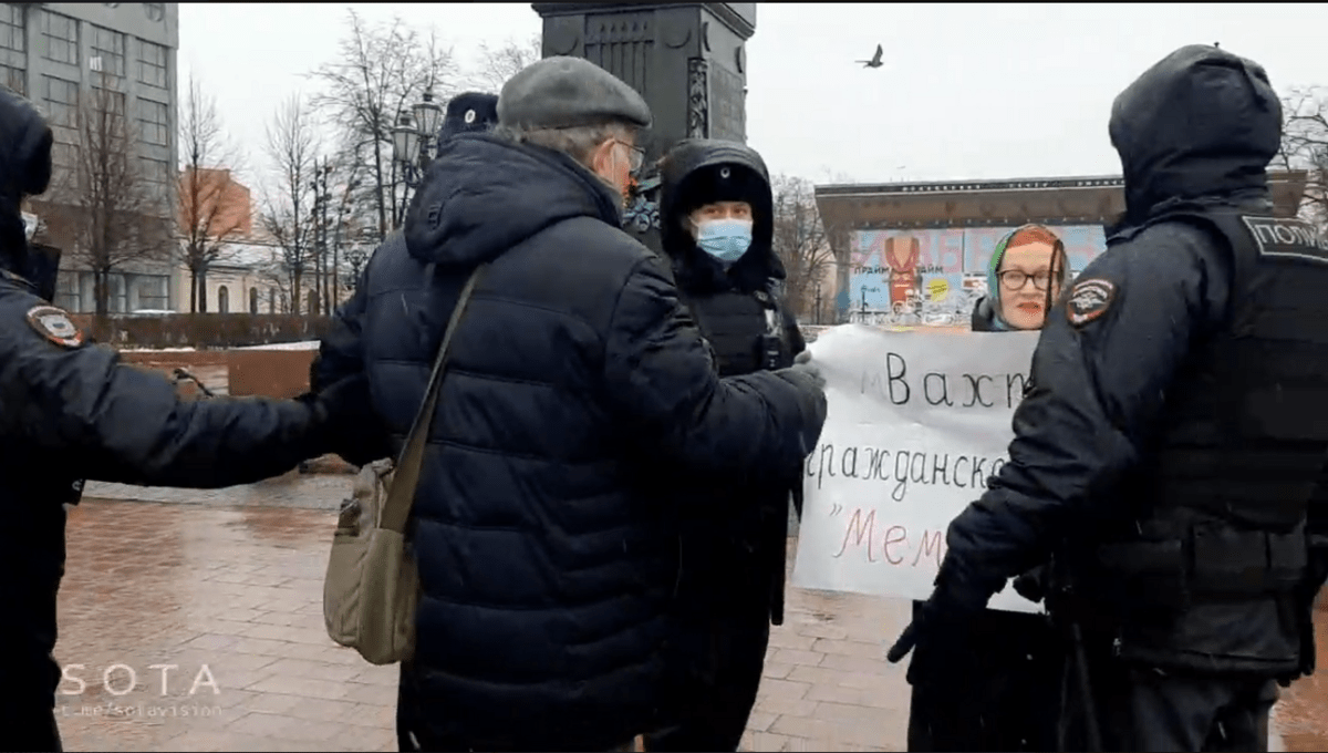 Журналистка Виктория Ивлева на пикете в защиту "Мемориала"* в Москве 20 ноября 2021 года. Стоп-кадр видео https://web.telegram.org/z/#-1382842129 Журналистка Виктория Ивлева на пикете в защиту "Мемориала"* в Москве 20 ноября 2021 года. Стоп-кадр видео https://web.telegram.org/z/#-1382842129