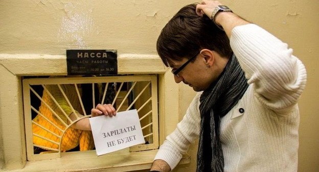 Человек в кассе предприятия. Фото: Ю. Гейко, "Югополис" Человек в кассе предприятия. Фото: Ю. Гейко, "Югополис"