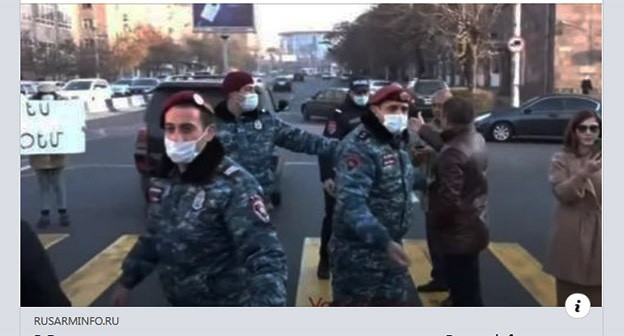 Сторонники оппозиционного "Национального демократического полюса" во время акции в Ереване 22 ноября 2021 г. Скриншот https://www.facebook.com/rusarminfo.ru/posts/306262141501534 Сторонники оппозиционного "Национального демократического полюса" во время акции в Ереване 22 ноября 2021 г. Скриншот https://www.facebook.com/rusarminfo.ru/posts/306262141501534