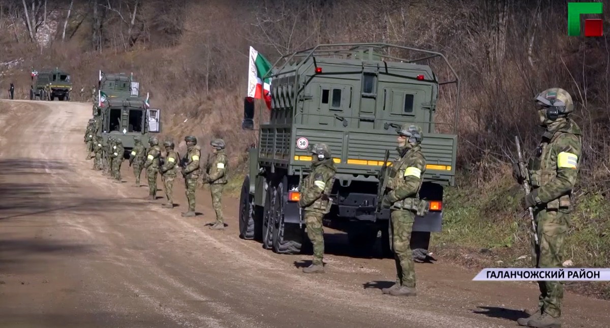 Чеченские силовики на границе с Ингушетией. Стоп-кадр видео https://www.youtube.com/watch?v=zBZF7pB7kwM Чеченские силовики на границе с Ингушетией. Стоп-кадр видео https://www.youtube.com/watch?v=zBZF7pB7kwM