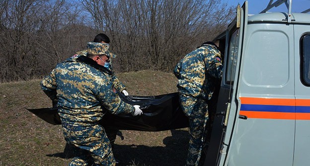 Сотрудники поискового отряда с останками военнослужащего. Фото со страницы Facebook https://www.facebook.com/photo/?fbid=253137966832379&set=a.204085831737593 Сотрудники поискового отряда с останками военнослужащего. Фото со страницы Facebook https://www.facebook.com/photo/?fbid=253137966832379&set=a.204085831737593