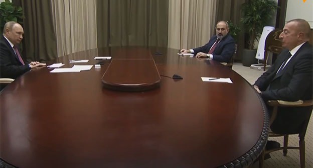 Встреча Владимира Путина (слева), Ильхама Алиева и Никола Пашиняна (в центре). Скриншот видео https://www.youtube.com/watch?v=fwxikCgkVbw Встреча Владимира Путина (слева), Ильхама Алиева и Никола Пашиняна (в центре). Скриншот видео https://www.youtube.com/watch?v=fwxikCgkVbw