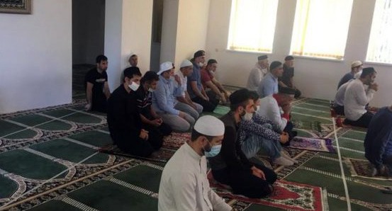 Намаз в мечети Зеленокумска. Фото пресс-службы ДУМ КЧР https://dumsk.com/arxiv/foto/33438-pyatnichnoe-bogosluzhenie-v-zelenokumske.html Намаз в мечети Зеленокумска. Фото пресс-службы ДУМ КЧР https://dumsk.com/arxiv/foto/33438-pyatnichnoe-bogosluzhenie-v-zelenokumske.html