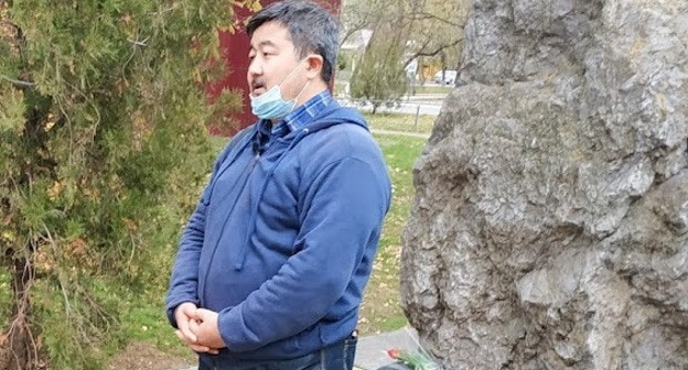Председатель калмыцкого отделения партии "Яблоко" Батыр Боромангнаев выступает на траурном мероприятии, посвященном Дню памяти жертв политических репрессий. Элиста, 30 октября 2021 года. Фото Бадмы Бюрчиева для "Кавказского узла" Председатель калмыцкого отделения партии "Яблоко" Батыр Боромангнаев выступает на траурном мероприятии, посвященном Дню памяти жертв политических репрессий. Элиста, 30 октября 2021 года. Фото Бадмы Бюрчиева для "Кавказского узла"