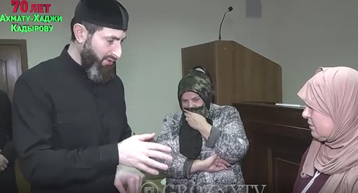 Руководитель Центра исламской медицины Адам Эльжуркаев проводит беседу с задержанными женщинами. Кадр видео ЧГТРК
"Грозный" ttps://www.instagram.com/p/CXMJRCqjMh3/ Руководитель Центра исламской медицины Адам Эльжуркаев проводит беседу с задержанными женщинами. Кадр видео ЧГТРК
"Грозный" ttps://www.instagram.com/p/CXMJRCqjMh3/