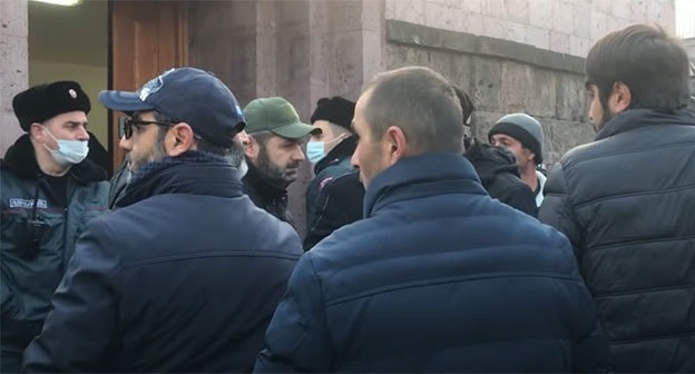 Родственники пленных солдат возле парламента Армении. Ереван, 8 декабря 2021 года. Скриншот видео NEWS AM https://www.youtube.com/watch?v=JnS6xD3UkMs&t=8s Родственники пленных солдат возле парламента Армении. Ереван, 8 декабря 2021 года. Скриншот видео NEWS AM https://www.youtube.com/watch?v=JnS6xD3UkMs&t=8s