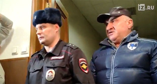 Рауль Арашуков (справа) идет по коридору суда. Скриншот видео https://iz.ru/1129630/2021-02-25/sud-ostavil-pod-strazhei-eks-senatora-arashukova Рауль Арашуков (справа) идет по коридору суда. Скриншот видео https://iz.ru/1129630/2021-02-25/sud-ostavil-pod-strazhei-eks-senatora-arashukova