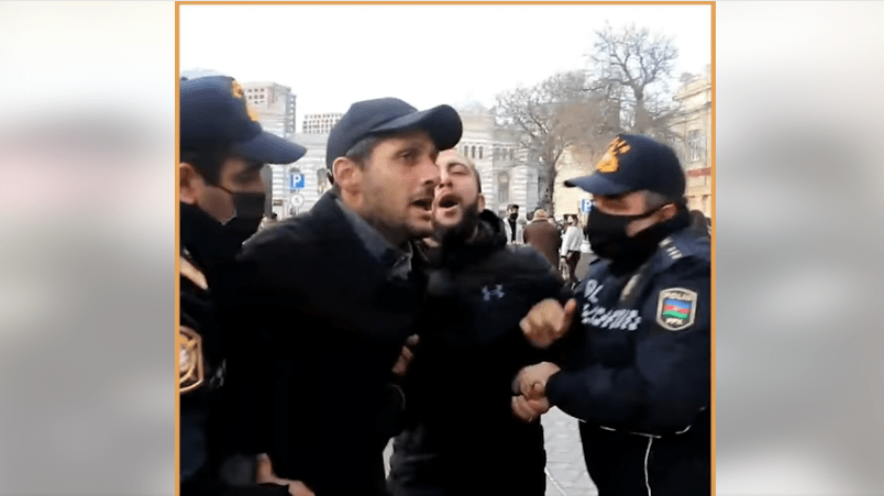 Задержание активистов на акции в поддержку Салеха Рустамова. Баку, 11 декабря 2021 года. Стоп-кадр видео https://www.facebook.com/watch/?v=347679063596939&extid=NS-UNK-UNK-UNK-IOS_GK0T-GK1C&ref=sharing Задержание активистов на акции в поддержку Салеха Рустамова. Баку, 11 декабря 2021 года. Стоп-кадр видео https://www.facebook.com/watch/?v=347679063596939&extid=NS-UNK-UNK-UNK-IOS_GK0T-GK1C&ref=sharing