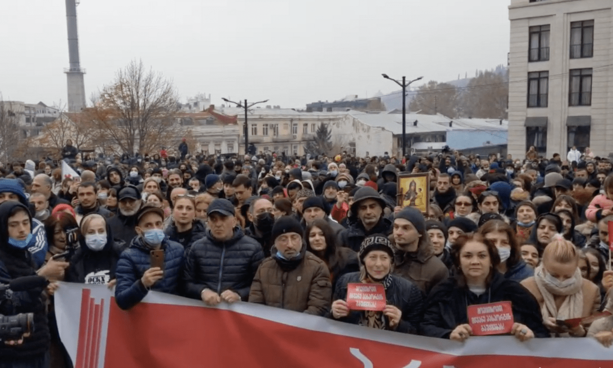 Участники акции протеста против "Зеленых паспортов" в Тбилиси, 12 декабря 2021 года. Скриншот со страницы https://www.facebook.com/NEWSGEORGIA/posts/4717660634947910 Участники акции протеста против "Зеленых паспортов" в Тбилиси, 12 декабря 2021 года. Скриншот со страницы https://www.facebook.com/NEWSGEORGIA/posts/4717660634947910