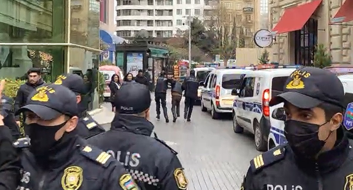 Задержание участников акции в поддержку Салеха Рустамова. Кадр видео MEDIAN TV https://www.facebook.com/MeydanTelevision/videos/5146199622076914 Задержание участников акции в поддержку Салеха Рустамова. Кадр видео MEDIAN TV https://www.facebook.com/MeydanTelevision/videos/5146199622076914