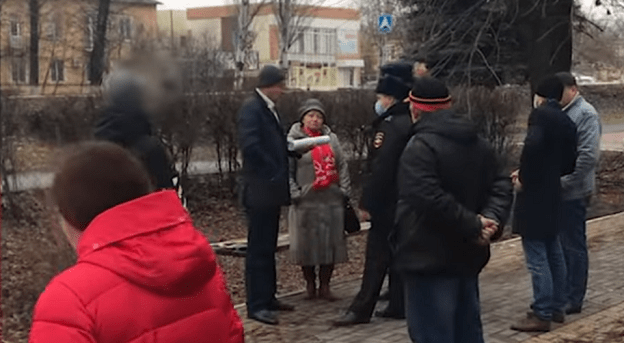 Противники QR-кодов в Шахтах. Кадр видео "Кавказского узла". Противники QR-кодов в Шахтах. Кадр видео "Кавказского узла".