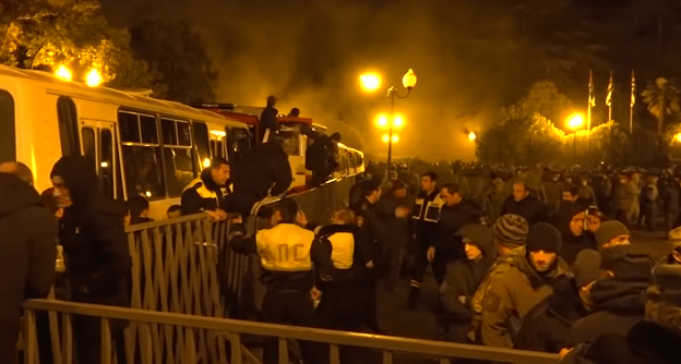 Противостояние митингующих и силовиков в Сухуме 21 декабря 2021 года. Кадр видеосюжета "Абаза-ТВ" www.youtube.com/watch?v=vE-UTOsYuSA Противостояние митингующих и силовиков в Сухуме 21 декабря 2021 года. Кадр видеосюжета "Абаза-ТВ" www.youtube.com/watch?v=vE-UTOsYuSA