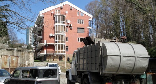 Постройки в водоохранной зоне национального парка "Дендрарий". Фото Светланы Кравченко для "Кавказского узла". Постройки в водоохранной зоне национального парка "Дендрарий". Фото Светланы Кравченко для "Кавказского узла".